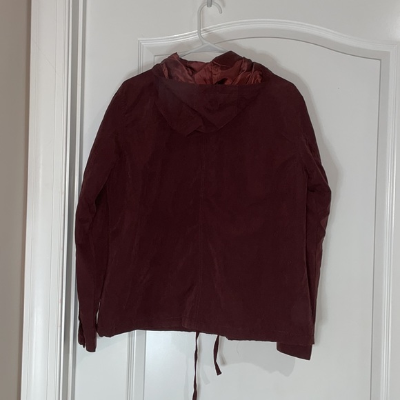 Burgundy jacket size Medium zip up & snaps closed with 4 pockets - Picture 2 of 5